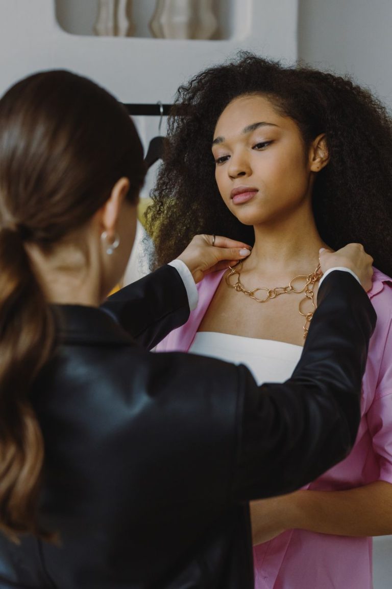 Como usar acess&oacute;rios sem exagerar: guia pr&aacute;tico para criar looks elegantes