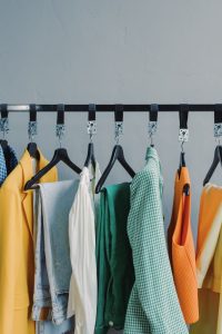Erros que deixam o look desatualizado: 7 escolhas que prejudicam seu visual