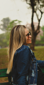 Jaqueta jeans combina com tudo? Descubra como criar looks vers&aacute;teis