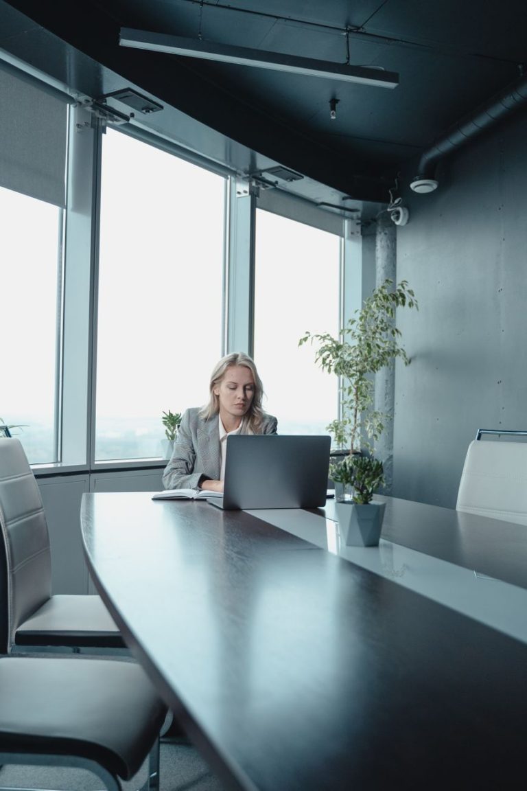 O que vestir em entrevista de emprego: guia completo para causar uma &oacute;tima impress&atilde;o