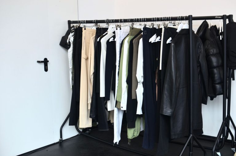 Roupas curingas para ter no arm&aacute;rio: pe&ccedil;as essenciais para looks vers&aacute;teis